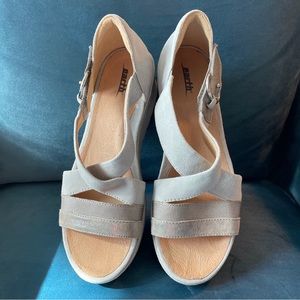 NIB EARTH Hibiscus Strappy Wedge Sandal